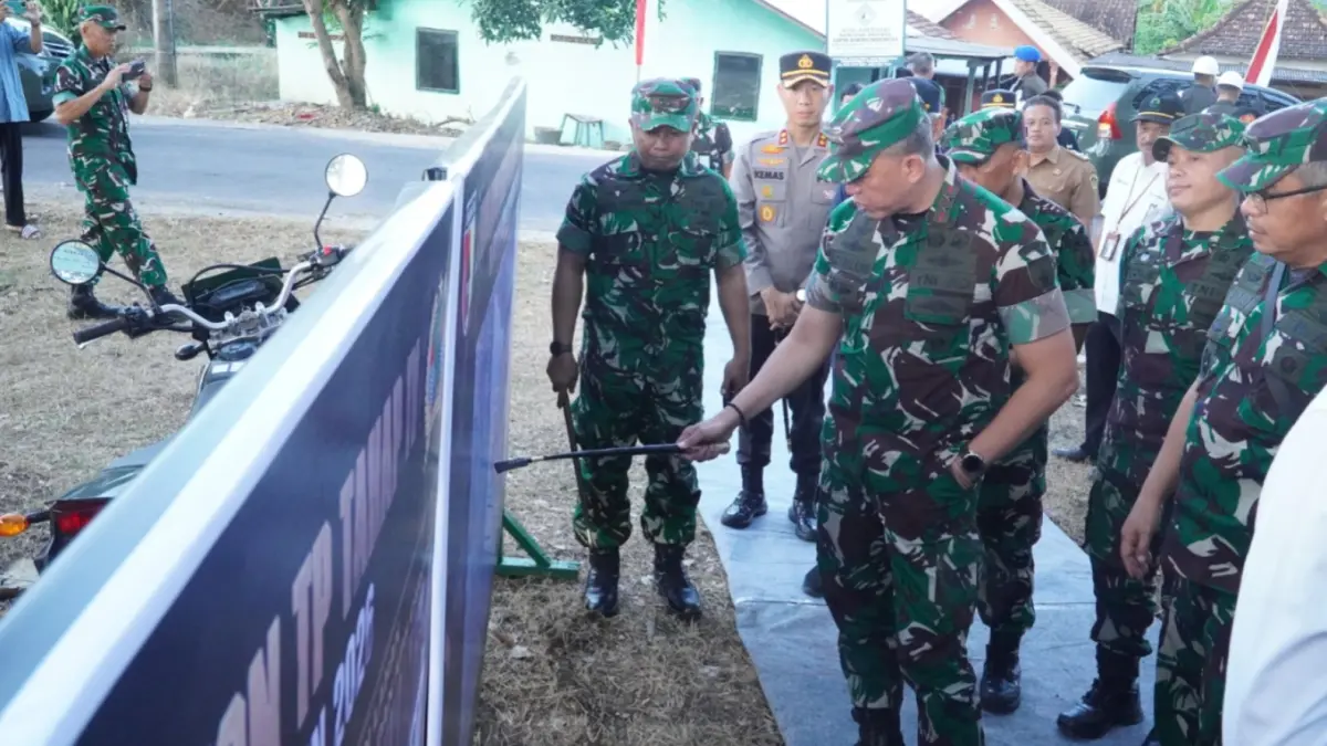 Pangdam V/Brawijaya bersama jajaran Forkopimda meninjau lokasi calon markas Yonif TP di Kecamatan Mejayan, Kabupaten Madiun. LODITYA FERNANDES/JAWA POS RADAR MADIUN