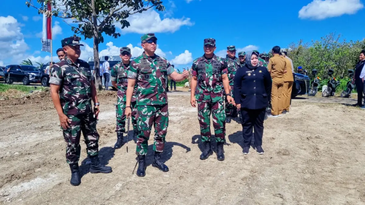 Pangdam V/Brawijaya Mayjen TNI Rudy Saladin meninjau lokasi calon pangkalan Brigif TP dan Yonif TP di Desa Pulung Merdiko, Ponorogo. SUGENG DWI N/JAWA POS RADAR PONOROGO