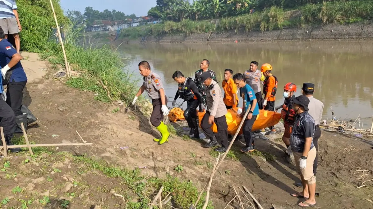 Petugas gabungan mengevakuasi jasad pria yang ditemukan mengambang di aliran Bengawan Madiun wilayah Desa Karangasri, Ngawi. ASEP SYAEFUL/JAWA POS RADAR NGAWI