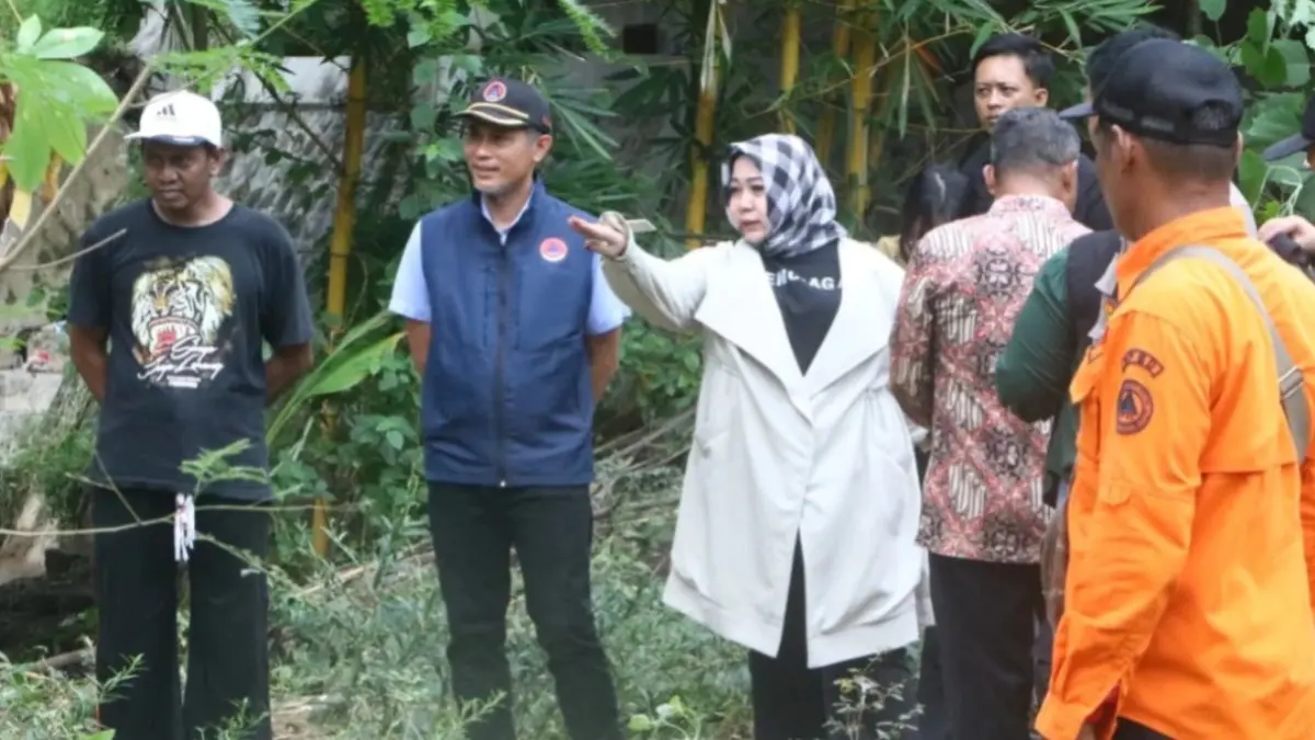 Plt Bupati Ponorogo Lisdyarita meninjau kondisi Jembatan Plapar di jalur Ponorogo–Pacitan yang mulai miring akibat fondasi tergerus arus sungai. DISKOMIMFO UNTUK RADAR PONOROGO