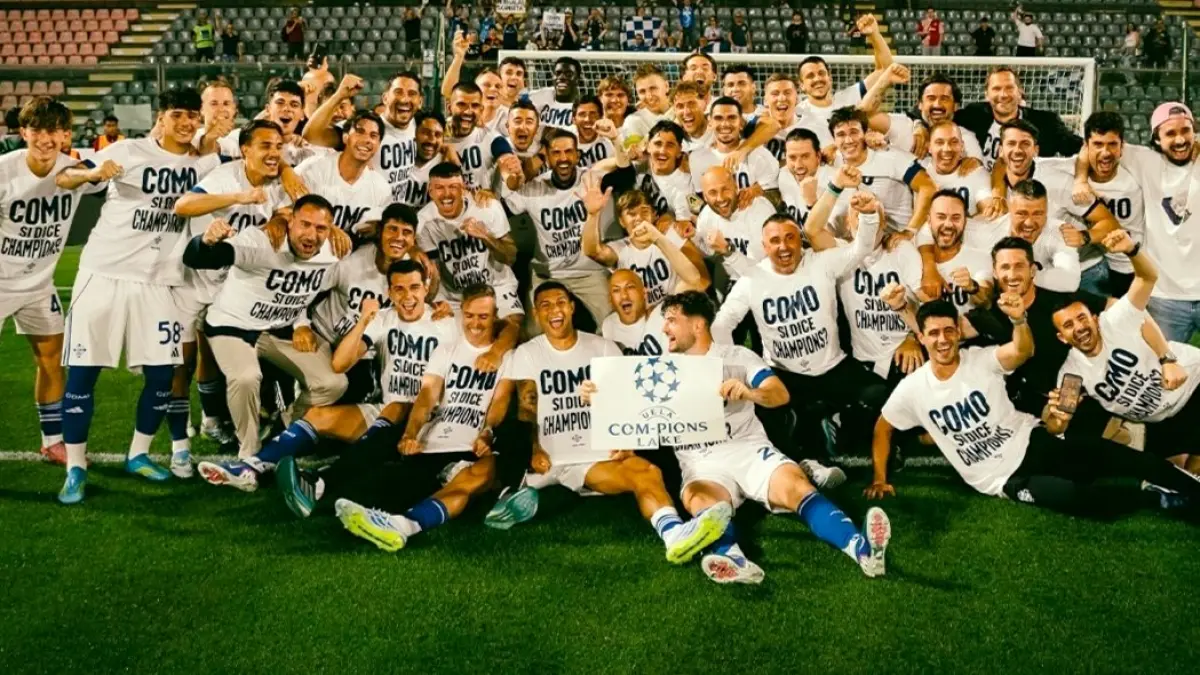 SUKSES: Deretan pemain serta official Como 1907 merayakan keberhasilannya menembus Liga Champions UEFA musim depan. (IG @comofootball)