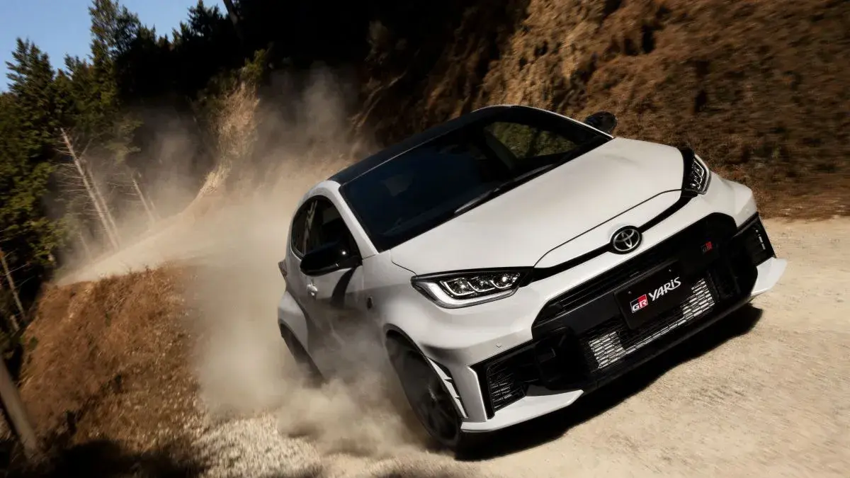 Toyota GR Yaris 2026 tampil lebih segar setelah mendapatkan sejumlah ubahan pada desainnya. (TOYOTA)