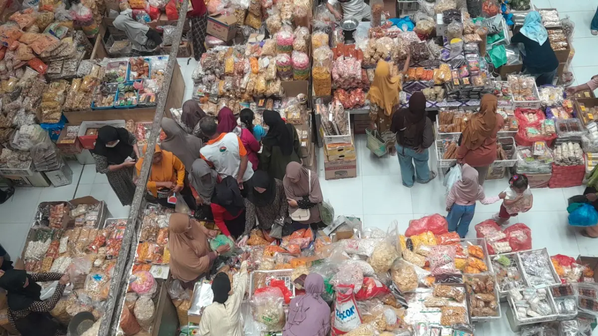 Aktivitas perdagangan di Pasar Besar Ngawi. Pemkab mulai memberlakukan penarikan retribusi pasar pada Juli 2026 mendatang. ASEP SYAEFUL/JAWA POS RADAR NGAWI