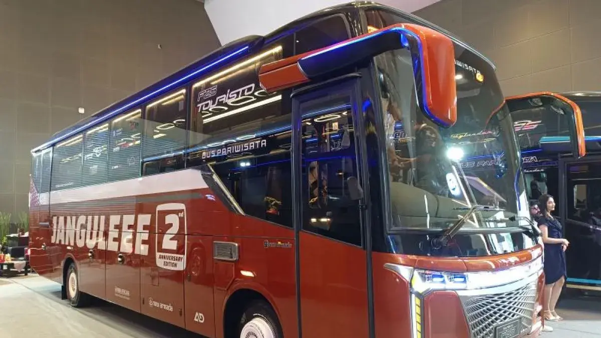 Bus Mercedes Benz karoseri New Armada.