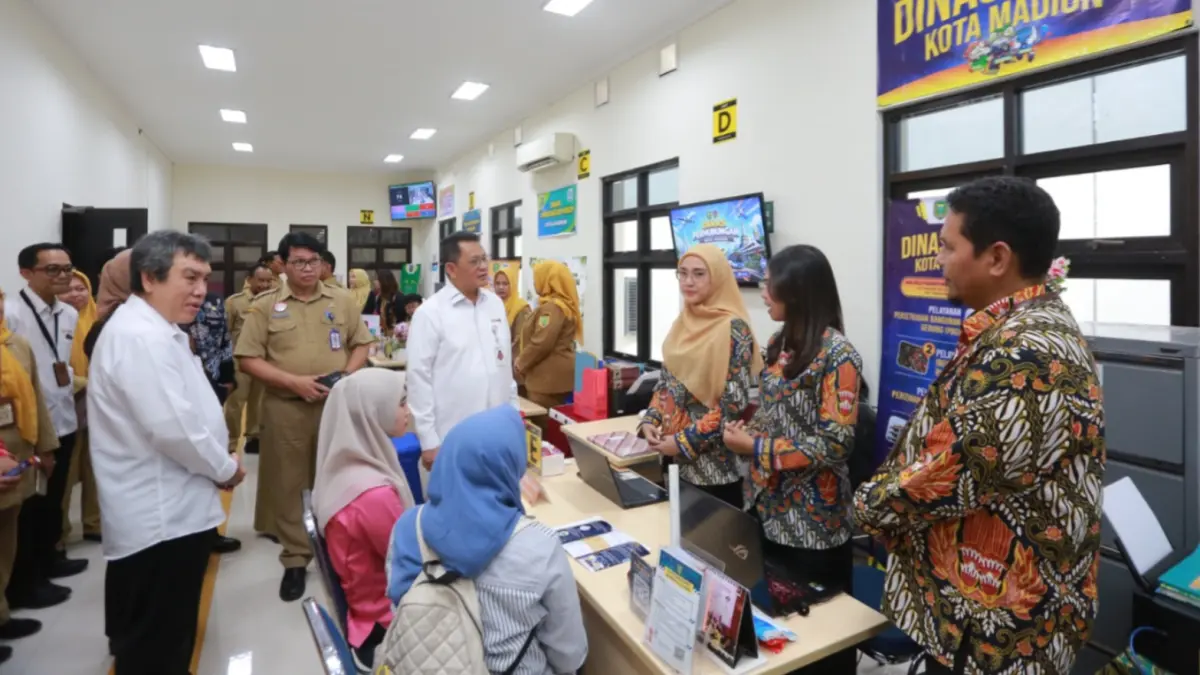 Deputi Bidang Pelayanan Publik KemenPAN-RB meninjau pelayanan di Mal Pelayanan Publik Kota Madiun. BAGAS BIMANTARA/JAWA POS RADAR MADIUN
