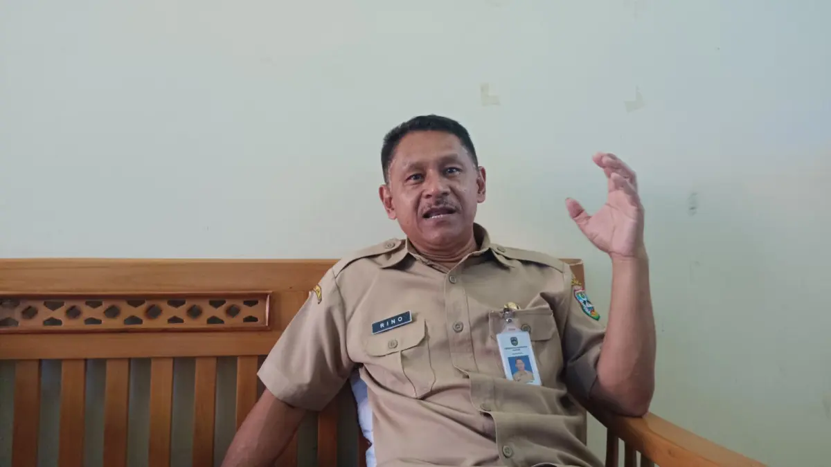 Kabid PTK Dindik Pacitan Rino Budi Santoso memberikan keterangan terkait dugaan chat mesum oknum guru GTT yang viral di media sosial. NUR CAHYONO/JAWA POS RADAR PACITAN