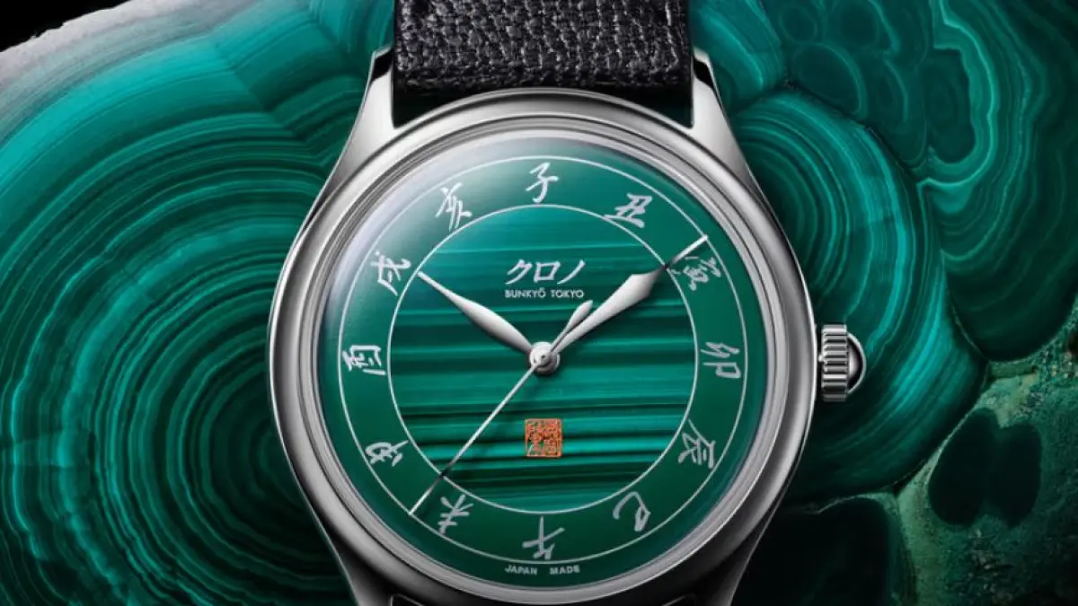 Kurono Tokyo kembali bermain cantik lewat “Kujaku-ishi”. Dial hijau malachite bernuansa batu merak ini terlihat artistik, elegan, dan punya aura vintage Jepang yang kuat!