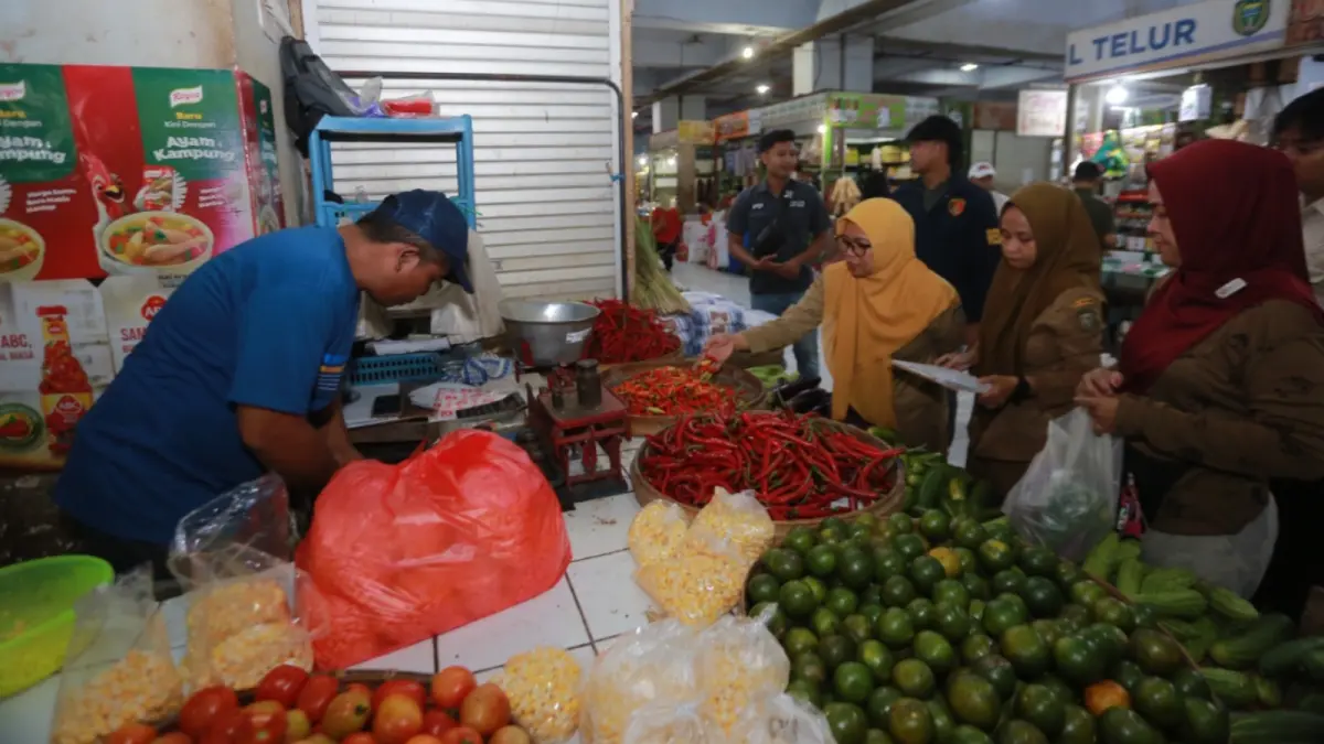 Petugas Dinas Perdagangan Kota Madiun memantau harga dan stok bahan pokok di Pasar Besar Madiun jelang Idul Adha. BAGAS BIMANTARA/JAWA POS RADAR MADIUN