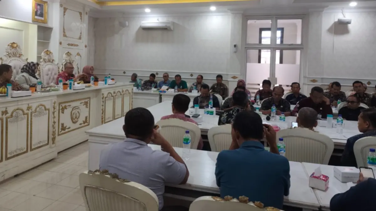 Plt Bupati Ponorogo Lisdyarita memimpin rapat evaluasi serapan anggaran bersama kepala OPD dan camat se-Ponorogo di Ruang Bantarangin. SUGENG DWI N/JAWA POS RADAR PONOROGO