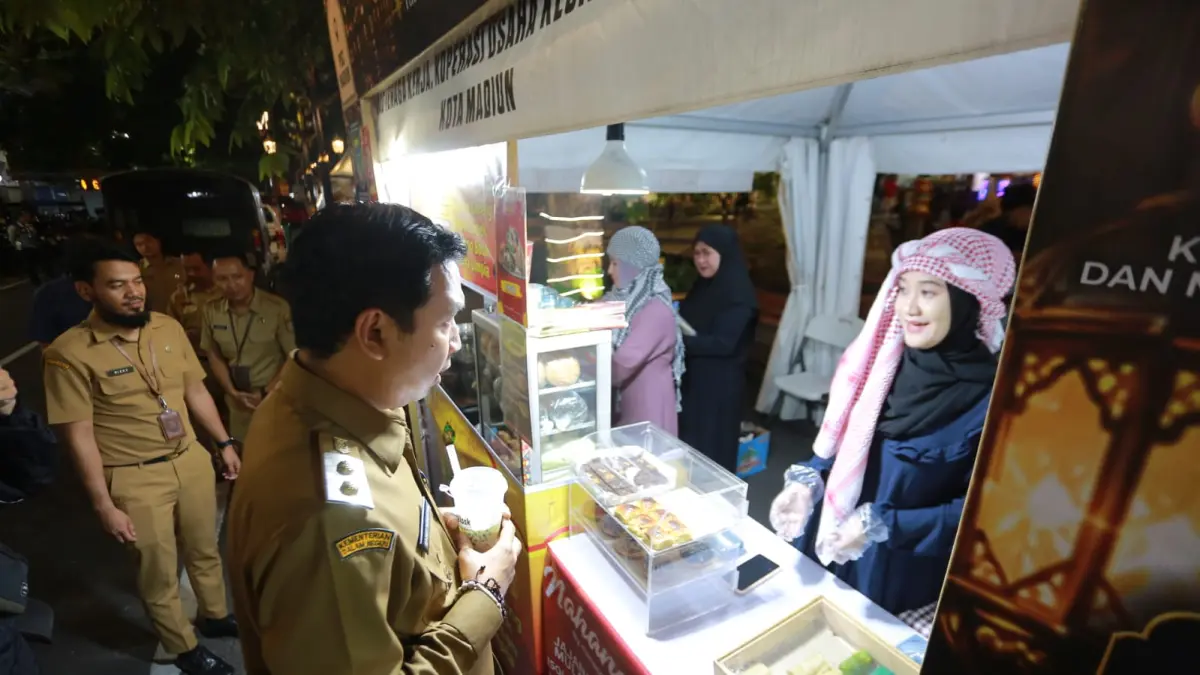 Plt Wali Kota F Bagus Panuntun meninjau bazar UMKM 1001 Malam Fest di kawasan Pahlawan Street Center (PSC) Kota Madiun. BAGAS BIMANTARA/JAWA POS RADAR MADIUN