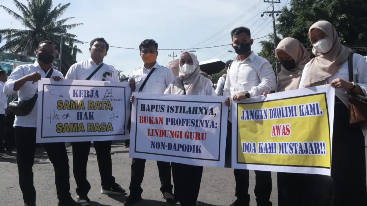 Ribuan guru honorer non-Dapodik menggelar aksi damai di depan kantor DPRD dan Pemkab Ponorogo menuntut akses pendataan Dapodik dibuka kembali. SUGENG DWI N/JAWA POS RADAR PONOROGO