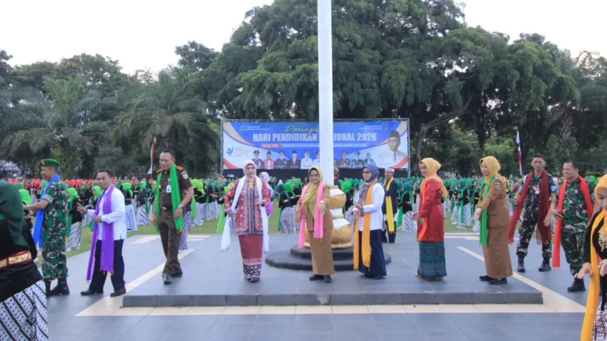Ribuan peserta menampilkan tari massal Lenggang Mageti saat puncak peringatan Hardiknas 2026 di Alun-Alun Magetan, kemarin (25/5). AJI PUTRA/JAWA POS RADAR MAGETAN