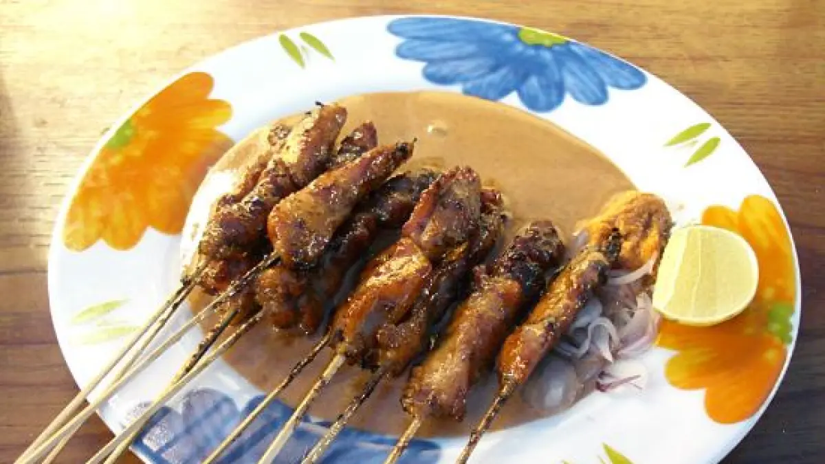 Sate ayam Ponorogo, salah satu makanan legendaris khas Bumi Reog. 