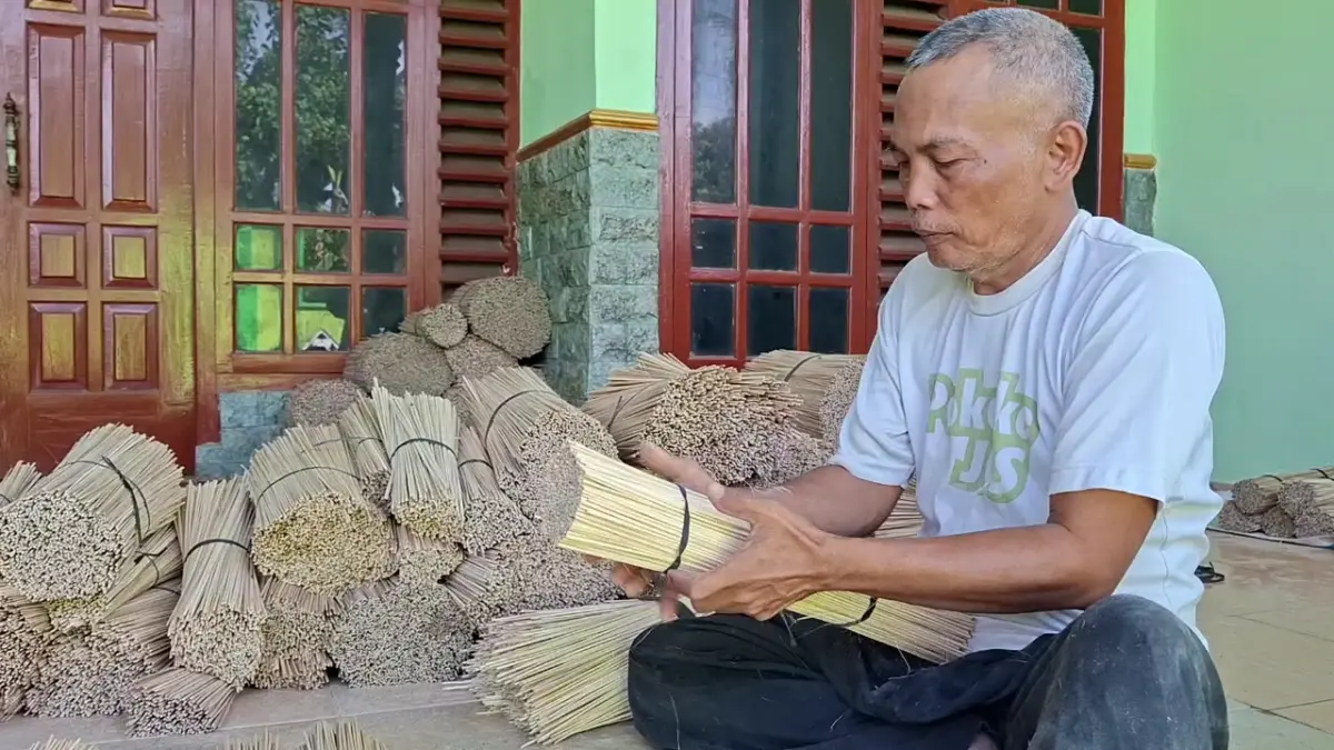 Tampak Pengrajin Tusuk Sate di Madiun Kebanjiran Pesanan Menjelang Idul Adha 2026 (JTV)