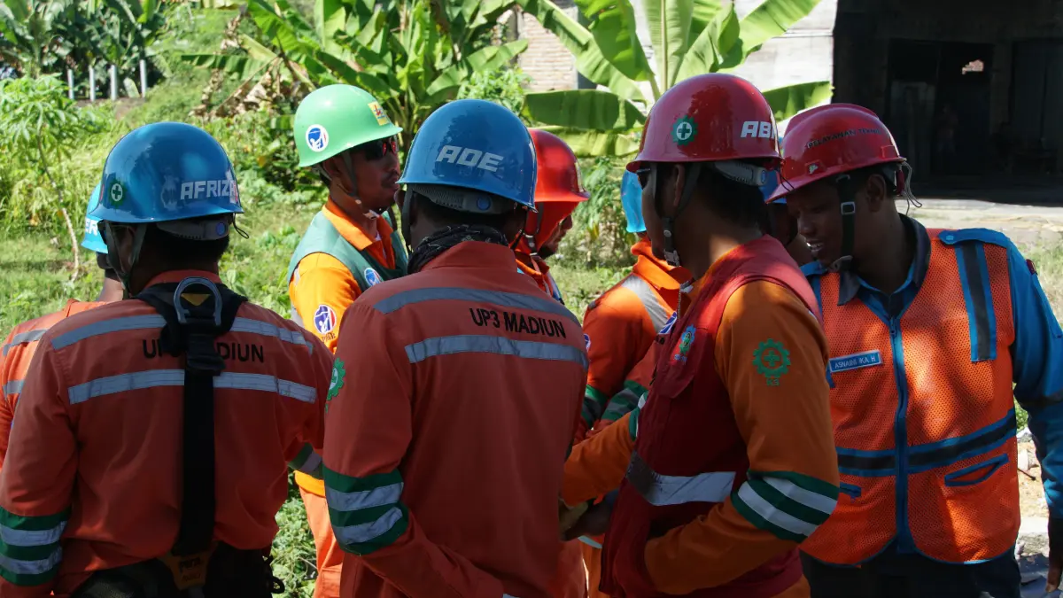 Tim PDKB PLN UP3 Madiun melaksanakan pemeliharaan jaringan listrik tanpa padam di Karangsono, Magetan.