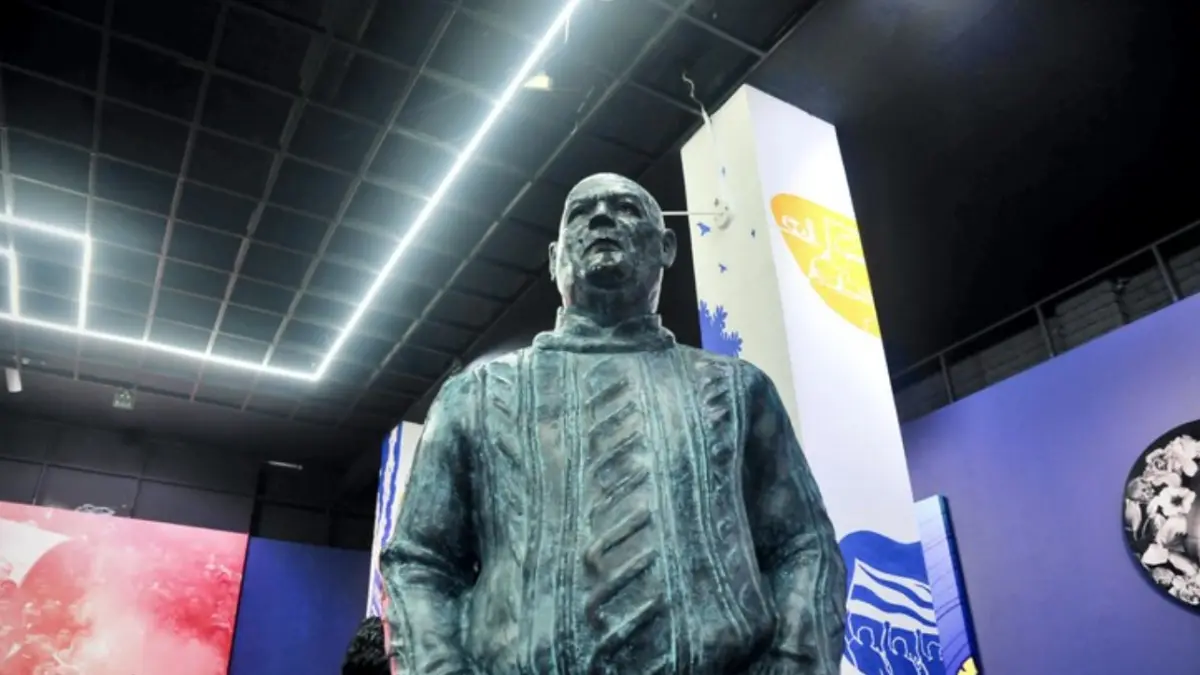 Bojan Hodak dianugerahi patung usai membawa Persib Bandung tiga kali juara BRI Super League.