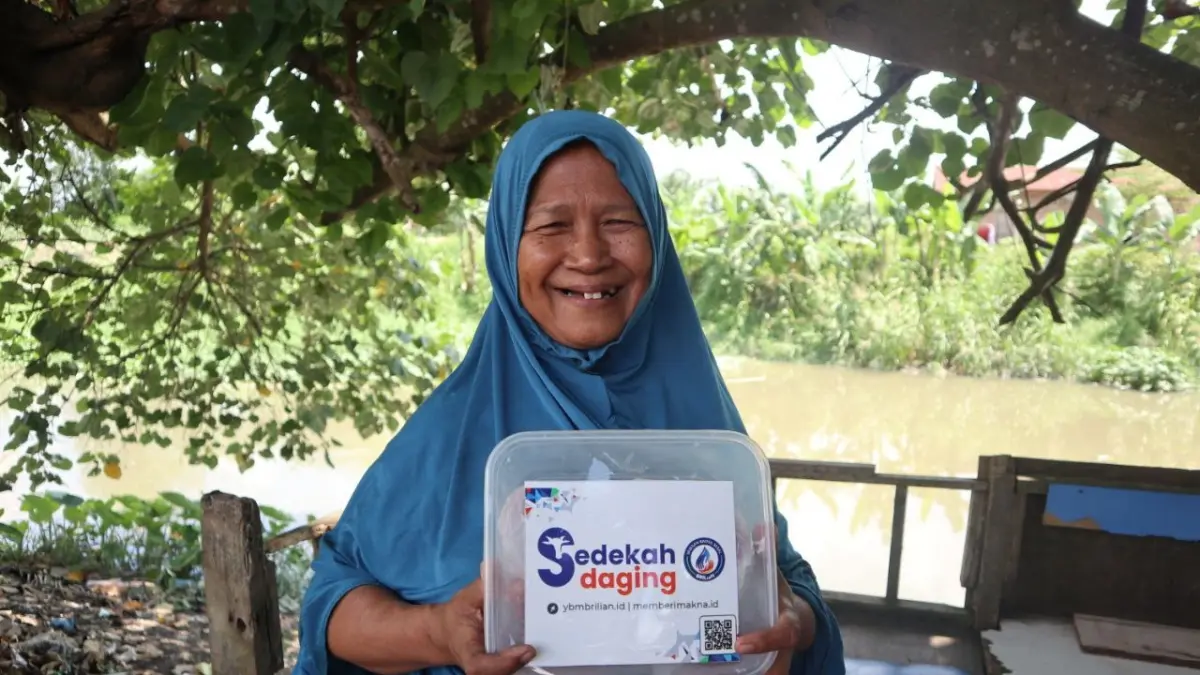 BRI Branch Office Madiun berbagi kepada masyarakat kurang mampu melalui penyaluran hewan kurban.