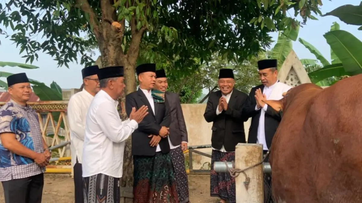 Bupati Madiun Hari Wuryanto (paling kanan) saat penyerahan salah satu sapi kurban.