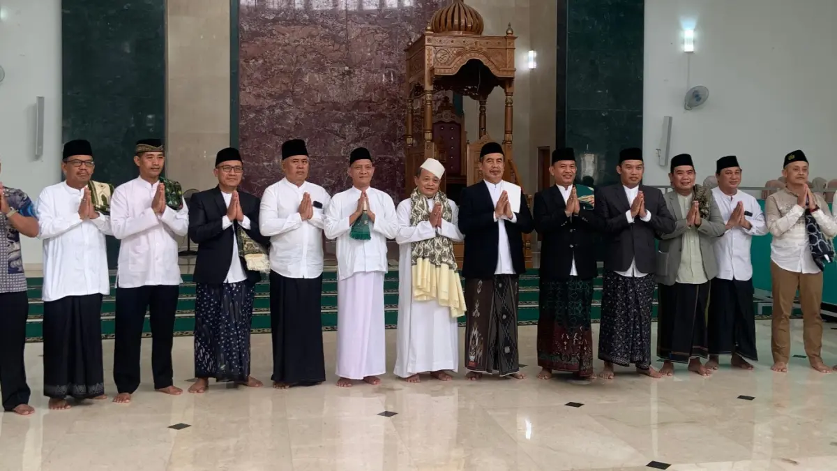Bupati Madiun Hari Wuryanto (tujuh dari kanan) bersama para Forkopimda Kabupaten Madiun usai salat Iduladha, Rabu (27/5).