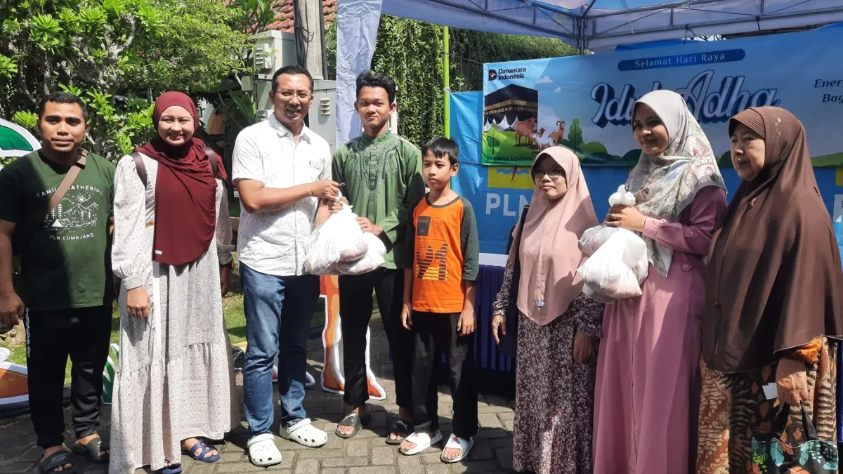 Di momen Iduladha 1447 H, PLN UP3 Madiun menyembelih 6 ekor sapi hasil iuran pegawai dan mendistribusikan paket daging kurban kepada 1.350 warga. (ELIN RESTIYANI/RADAR MADIUN)