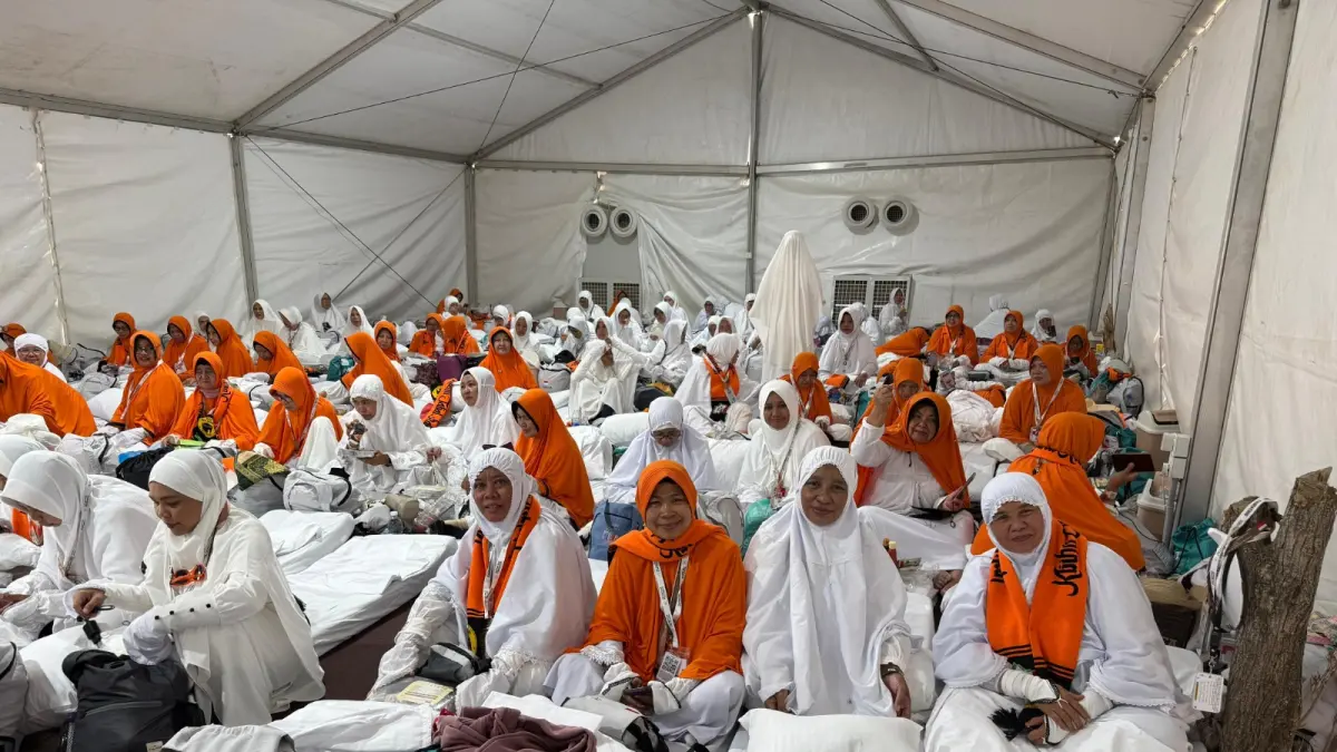 Jemaah haji asal Kota Madiun beristirahat di tenda Arafah menjelang pelaksanaan wukuf pada puncak ibadah haji. FOTO: ISTIMEWA