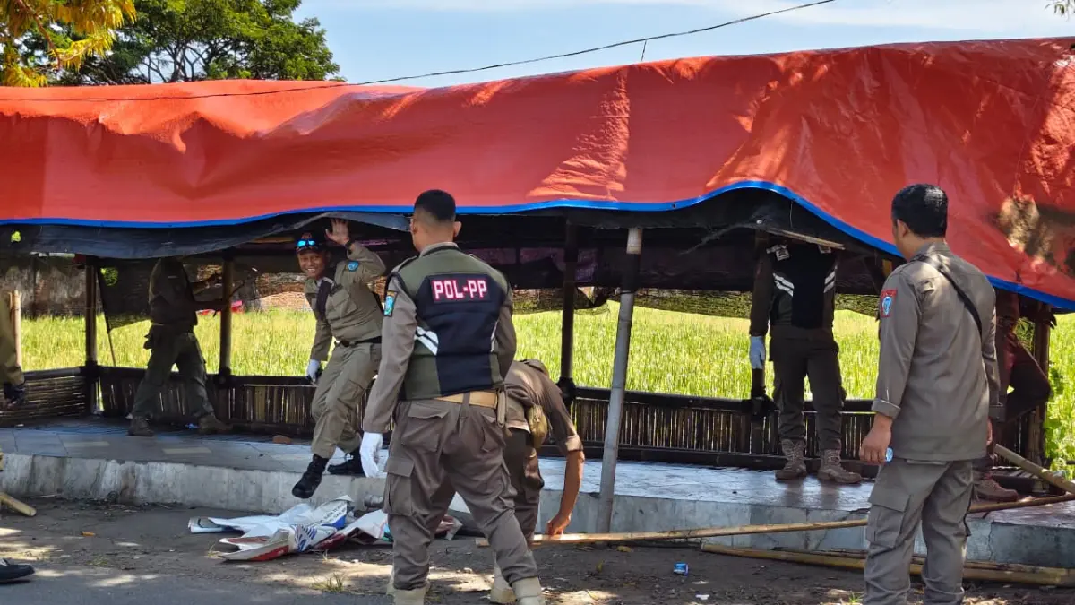 PENATAAN: Petugas Satpol PP dan Damkar Ponorogo menertibkan lapak PKL yang tak difungsikan. (DOKUMEN JAWA POS RADAR PONOROGO)