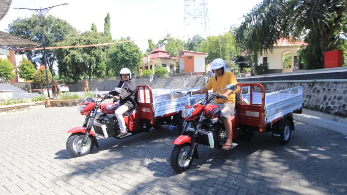 Pengurus KDKMP Desa Genilangit menunjukkan kendaraan operasional roda tiga bantuan untuk mendukung aktivitas koperasi desa. AJI PUTRA/JAWA POS RADAR MAGETAN