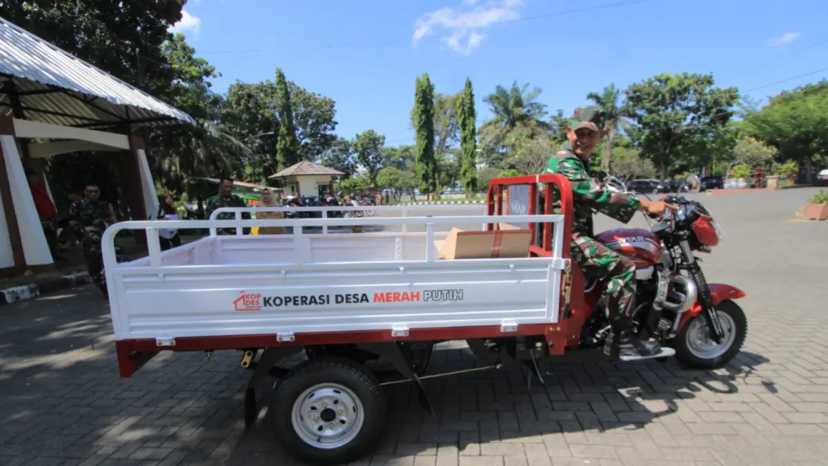 Pengurus KDKMP di Magetan menerima bantuan kendaraan operasional roda tiga untuk mendukung aktivitas koperasi desa dan kelurahan. AJI PUTRA/JAWA POS RADAR MADIUN