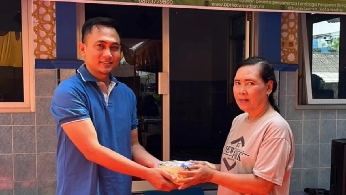 Perumda BPR Bank Daerah Kota Madiun menyembelih 8 ekor kambing kurban pada Iduladha 1447 H dan membagikannya kepada para pelaku UMKM serta warga sekitar.
