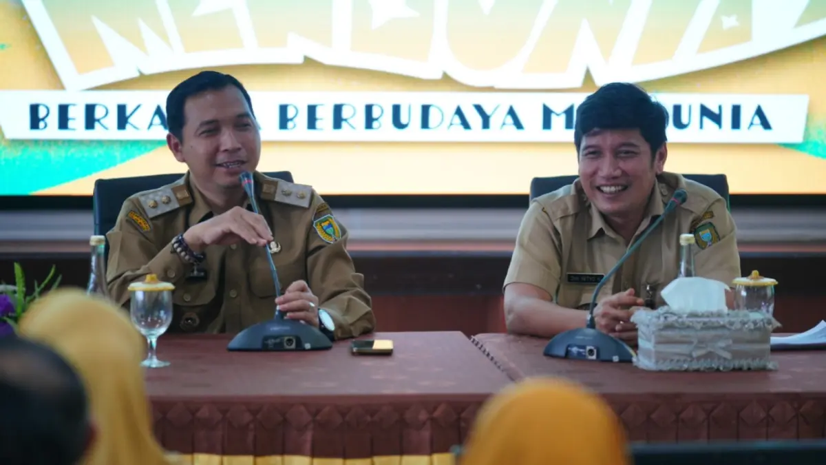 Plt Wali Kota Madiun F Bagus Panuntun mendengarkan paparan proyek strategis 2026–2027 bersama DPUPR Kota Madiun. BAGAS BIMANTARA/JAWA POS RADAR MADIUN