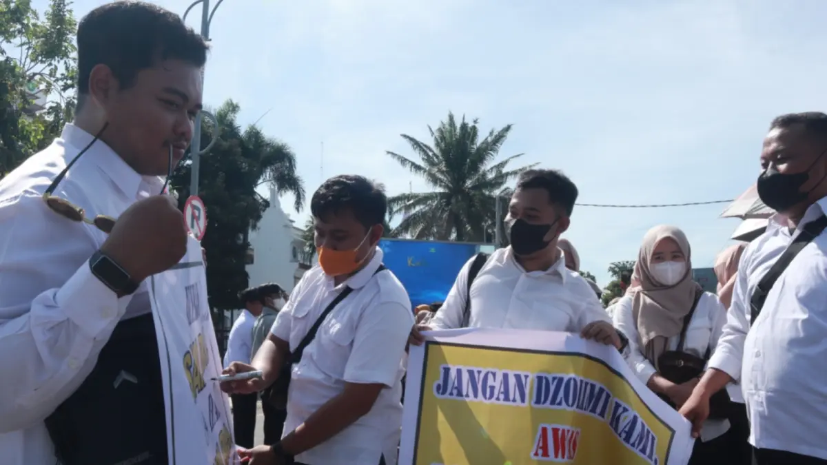 Ribuan guru honorer non-Dapodik di Ponorogo masih menunggu kepastian kebijakan pemerintah terkait akses pendataan Dapodik. SUGENG DWI N/JAWA POS RADAR PONOROGO