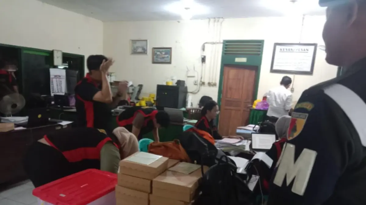 Tim penyidik Kejari Ngawi melakukan penggeledahan di Kantor TPK Banjarejo terkait dugaan korupsi pengangkutan kayu. FOTO: ISTIMEWA