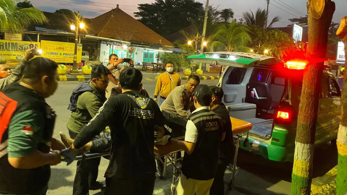 Warga mengevakuasi seorang tukang becak yang ditemukan meninggal di kawasan selokan samping Hotel Kharisma Kota Madiun. ERLITA HERMININGSIH/JAWA POS RADAR MADIUN