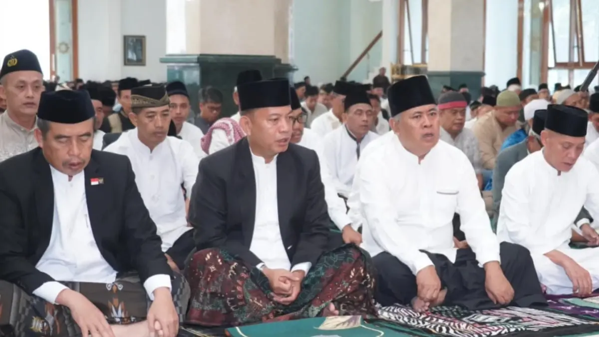 Bupati Madiun Hari Wuryanto menyerahkan hewan kurban usai pelaksanaan Salat Iduladha di Masjid Agung Quba. LODITYA FERNANDES/JAWA POS RADAR MADIUN
