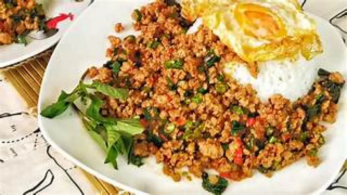 ilustrasi pad krao pao (tasteasianfood.com)