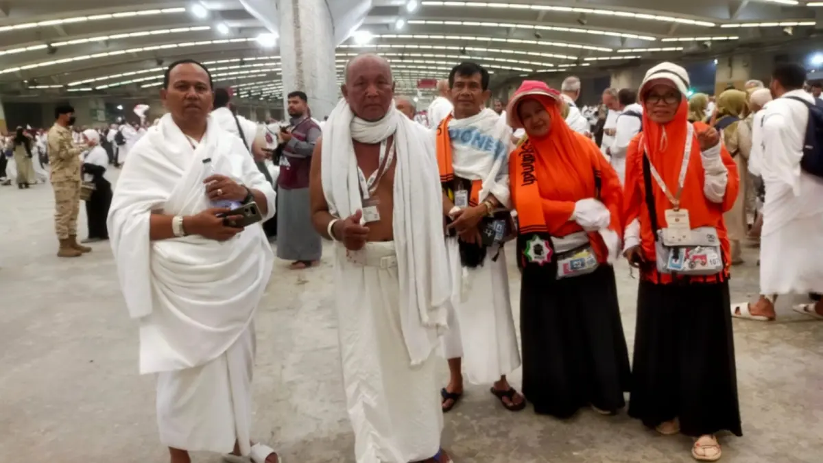 Jemaah haji asal Kota Madiun melaksanakan lempar jumrah Aqabah sebelum kembali menempati tenda Mina. FOTO: ISTIMEWA
