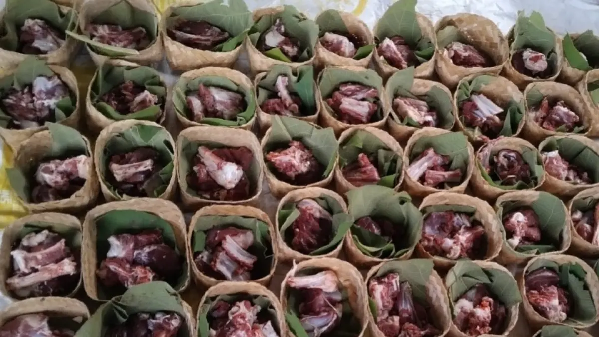 Pemkab Pacitan mengajak masyarakat menggunakan wadah ramah lingkungan saat pembagian daging kurban Iduladha. FOTO: NUR CAHYONO/JAWA POS RADAR PACITAN