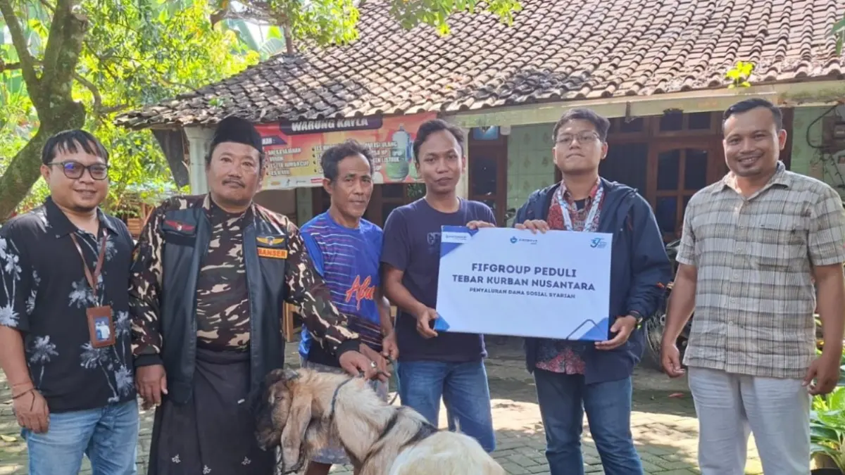 Penyerahan hewan kurban oleh Kepala Cabang FIFGROUP Ngawi Yorinal Affandi dan jajarannya kepada perwakilan Takmir Masjid At Taqwa Ahmad Zainul Fata