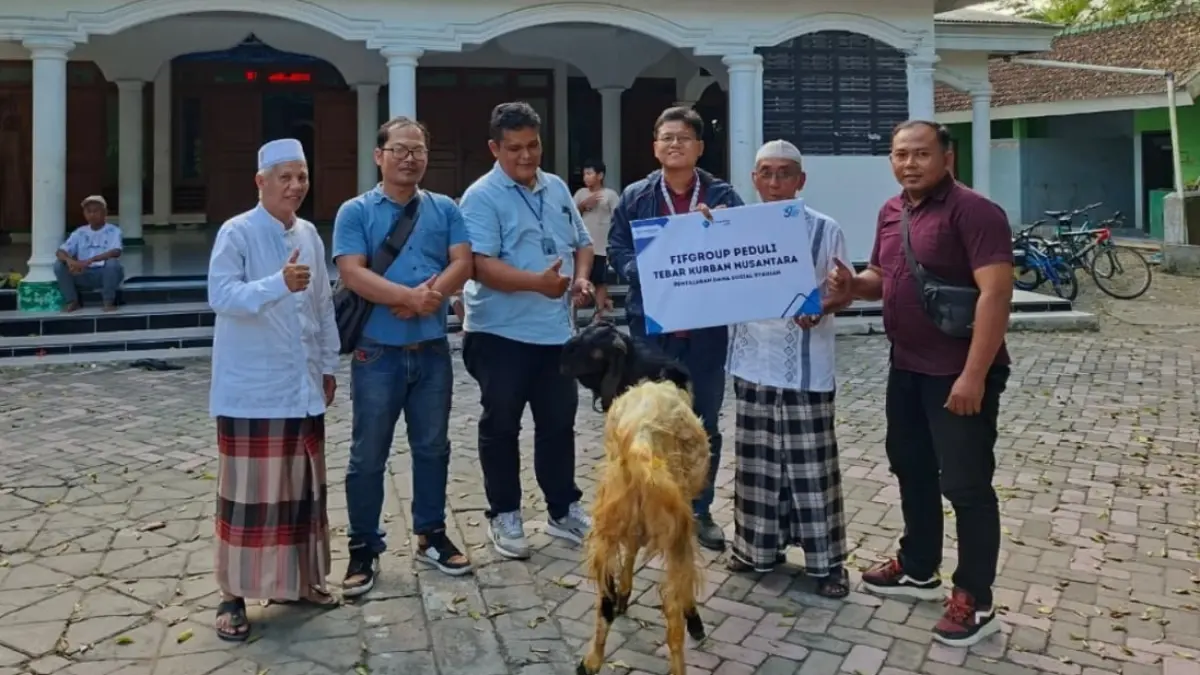 Penyerahan kambing kurban FIFGROUP Cabang Ngawi kepada Takmir Masjid Baiturahman, Selasa (26/5).
