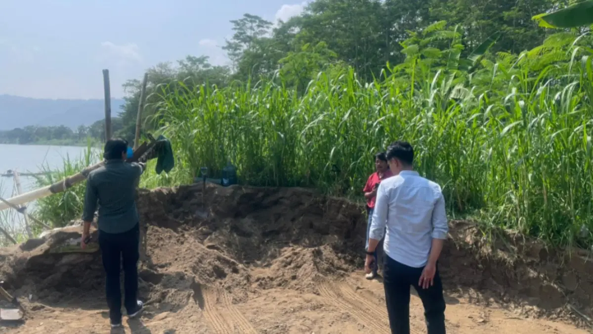Pihak kepolisian memberikan sosialisasi terkait aturan aktivitas tambang pasir Sungai Grindulu di Pacitan. DOK JAWA POS RAXPDAR PACITAB