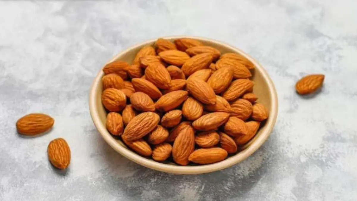 Ilustrasi manfaat kacang almond untuk ibu hamil. (freepik)