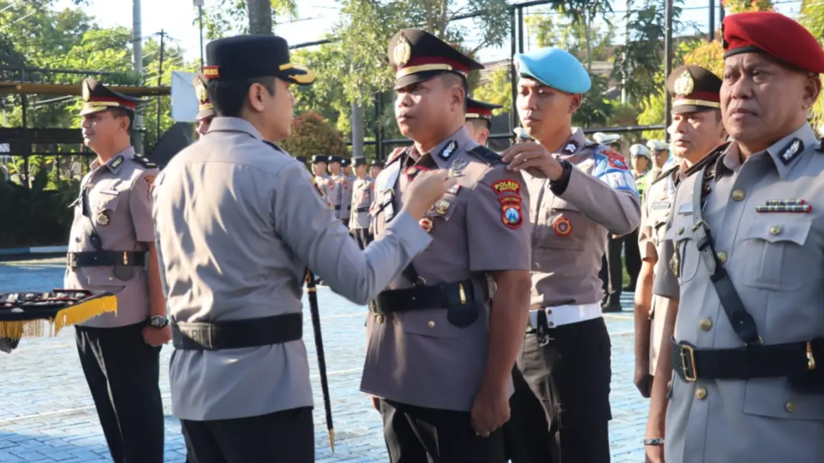 Kapolres Pacitan AKBP Ayub Diponegoro Azhar memimpin upacara serah terima jabatan sejumlah pejabat utama dan kapolsek di lingkungan Polres Pacitan, Jumat (29/5). FOTO: HUMAS POLRES PACITAN