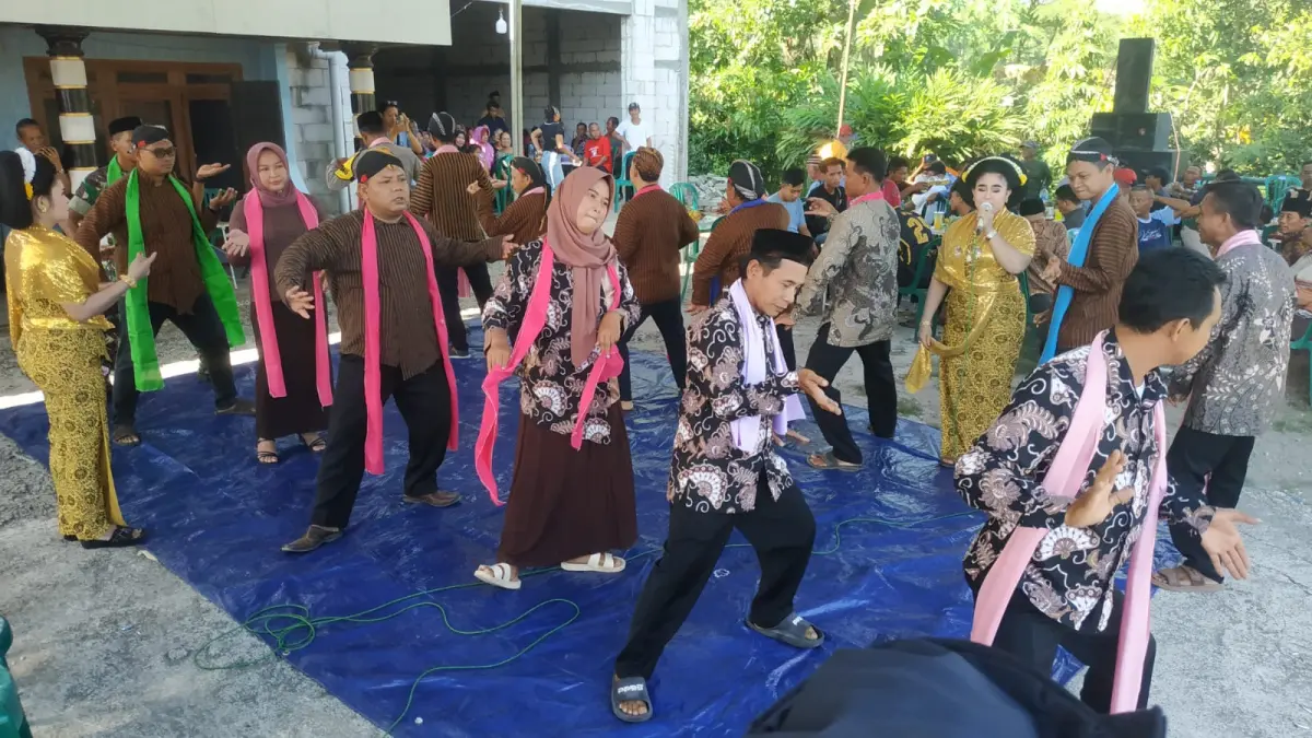 LANGEN BEKSAN: Pemdes bersama warga dan tokoh masyarakat menggelar acara budaya dalam peringatan Bersih Desa Puhti, Kecamatan Karangjati, Ngawi Jumat Legi (29/5). (SATRIO JATI/RADAR MADIUN)