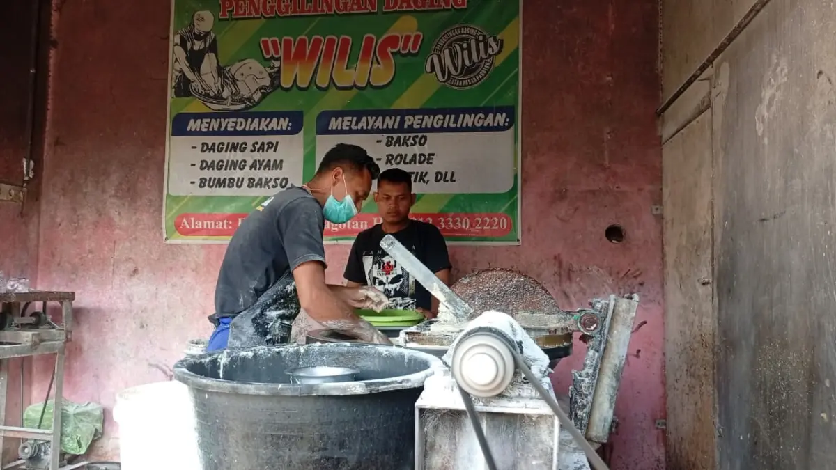 Pelaku usaha penggilingan daging di Kabupaten Madiun mulai kebanjiran pelanggan yang mengolah daging kurban menjadi berbagai produk makanan. DIAN RAHAYU/JAWA POS RADAR MADIUN