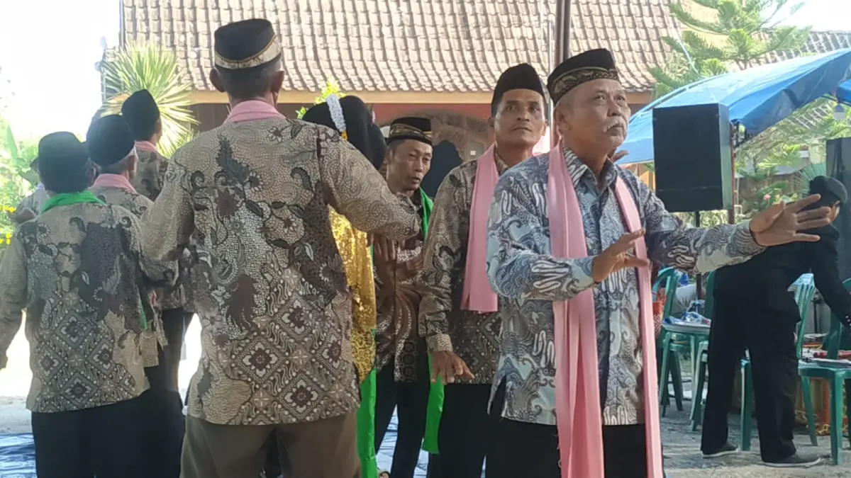 PENERUS TRADISI: Tarian Gambyong dilakukan oleh para ketua RT dan RW diiringi karawitan dengan gending jawa sibawakan oleh sinden. (SATRIO JATI/RADAR MADIUN)