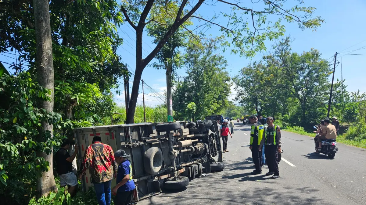 Petugas kepolisian melakukan olah tempat kejadian perkara kecelakaan beruntun yang melibatkan truk box, mobil Daihatsu Ayla, dan sepeda motor di Jalan Raya Magetan-Kawedanan, Jumat (29/5). AJI PUTRA/JAWA POS RADAR MAGETAN