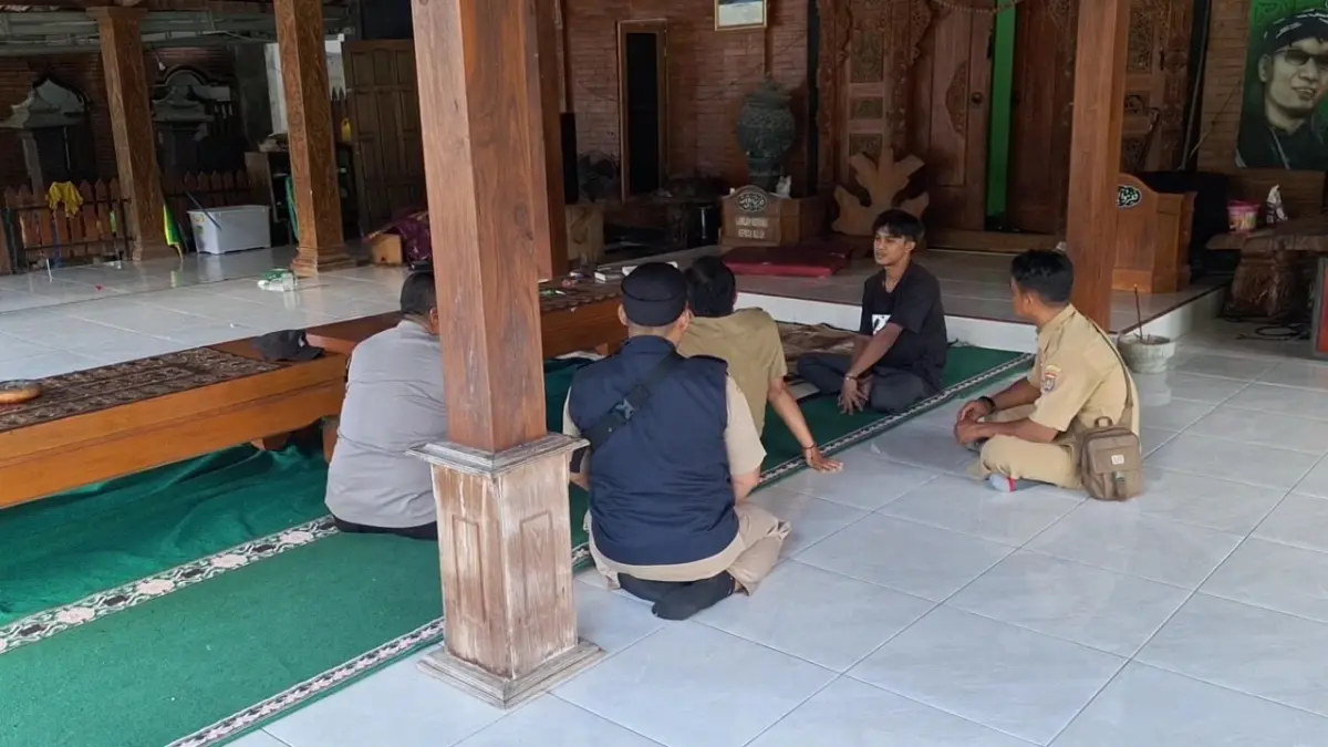 Petugas Pemkab Ngawi berada di area Ponpes Ngawitan Kanjeng Sunan Kalijogo, Desa Walikukun, Kecamatan Widodaren, beberapa waktu lalu. ASEP SYAEFUL/JAWA POS RADAR NGAWI