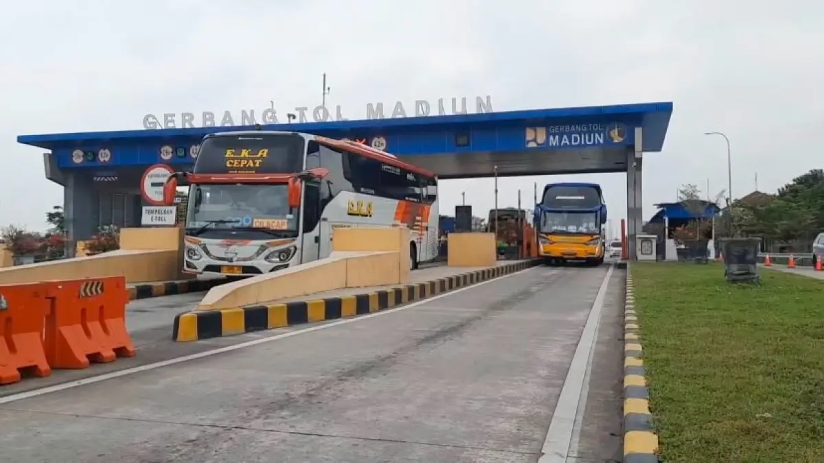 Volume kendaraan yang melintasi Gerbang Tol Madiun meningkat signifikan selama libur panjang Iduladha 1447 Hijriah. DIAN RAHAYU/JAWA POS RADAR MADIUN