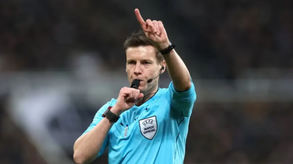 Wasit kawakan asal Jerman, Daniel Siebert, menjadi pengadil di Final UCL PSG vs Arsenal, Sabtu (30/5).