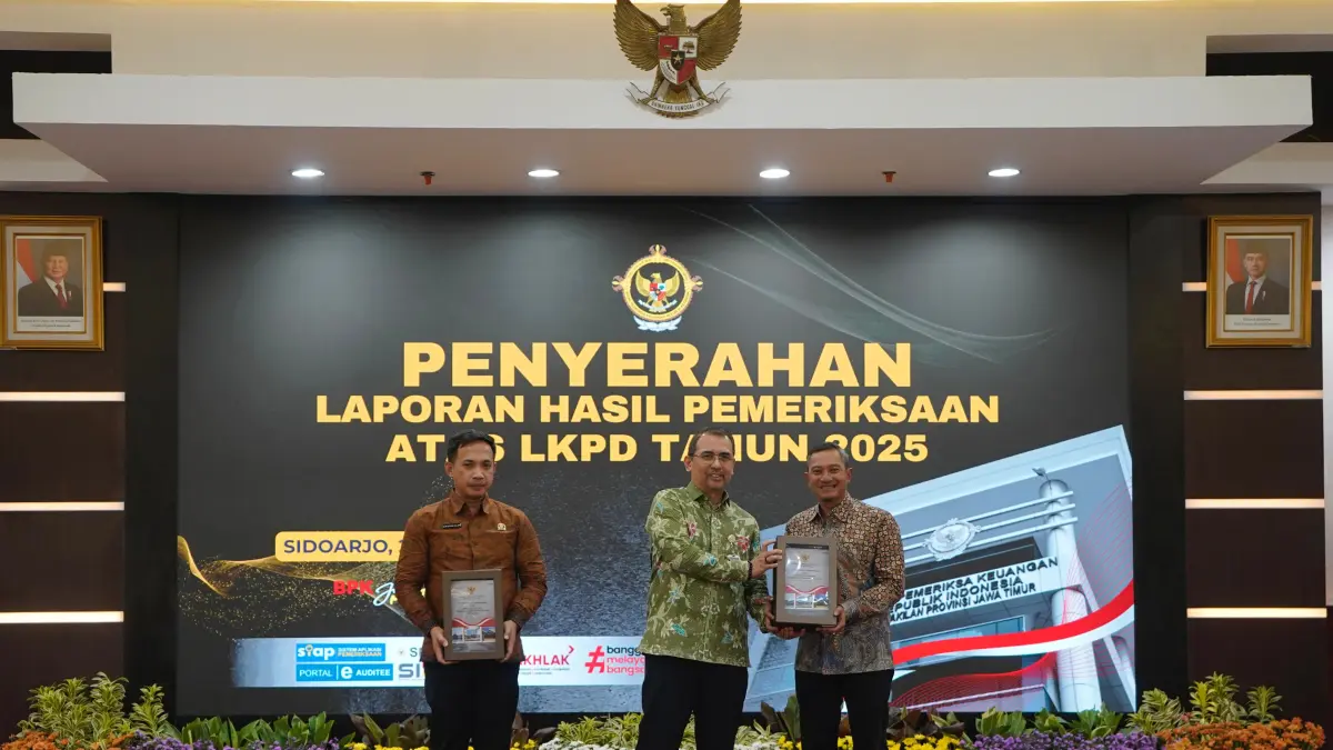 Bupati Pacitan Indrata Nur Bayuaji menerima Laporan Hasil Pemeriksaan (LHP) BPK RI atas LKPD Tahun 2025 di Kantor BPK Perwakilan Jawa Timur. FOTO: PROKOPIM PEMKAB PACITAN